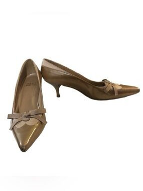 Stuart Weitzman Women’s Size 7.5 Taupe Leather Scalloped Bow Heels